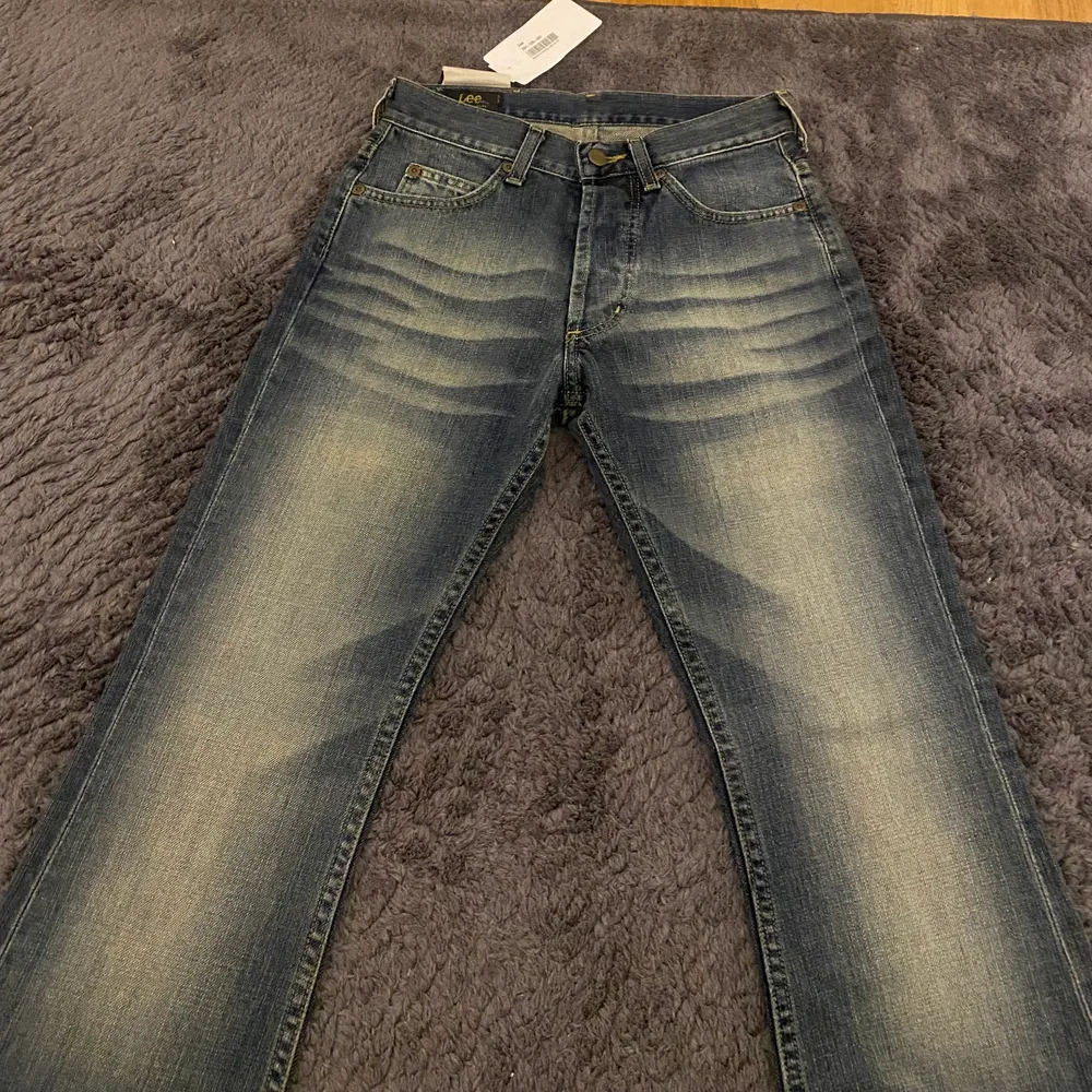 KÖP INTE DIREKT!!!!!! budgivning på mina snygga lee jeans i storlek 26, innerbenslängd 75/76cm. Sitter bootcut. Nyskick med alla lappar kvar och aldrig använda eller testade. Köptes för 749. Jeans & Byxor.
