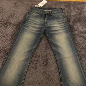 KÖP INTE DIREKT!!!!!! budgivning på mina snygga lee jeans i storlek 26, innerbenslängd 75/76cm. Sitter bootcut. Nyskick med alla lappar kvar och aldrig använda eller testade. Köptes för 749