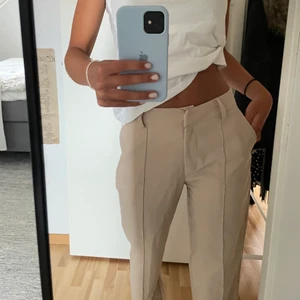 Kostymbyxor  - Beige Midrise kostymbyxor som tyvärr är förstora, jag är 170 lång för referens🤍 Nypris 600kr