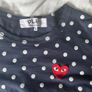 Cdg långärmad tröja - Jättesnygg t-shirt som tyvärr inte används längre. Ser ut som ny! 😍 