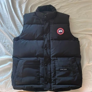Canada Goose väst - Säljer min väst då jag inte har användning för den längre, den är i väldigt fint skick (i princip nyskick) Storlek L (kvitto fås med) Sänkt pris igen då jag fått dålig respons så nu är priset hugget i stan.