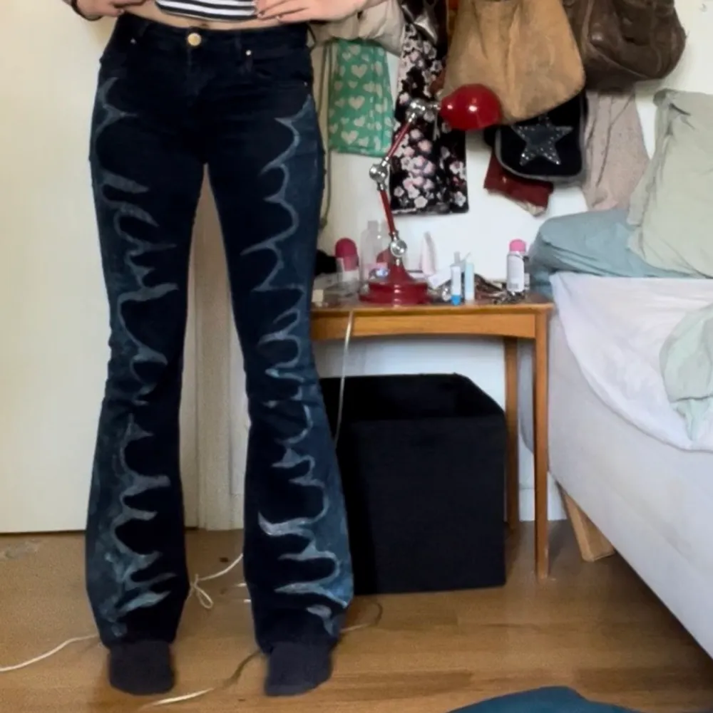 Mörkblå bootcut som jag målat på själv! Det är inte tygfärg men har testat tvätta dom och färgen har bleknat men går inte bort helt! Jag är 165cm💙. Jeans & Byxor.