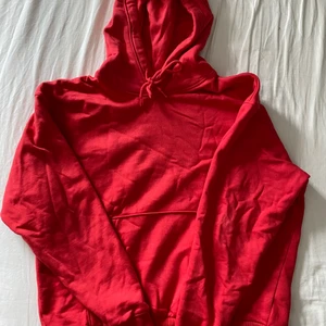 Röd hoddie ifrån weekday - Röd hoddie ifrån weekday, oversized storlek ca.