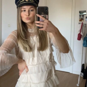 Studentklänning - INTRESSEKOLL på min klänning som var tänkt till min student men hade en annan ist. Den är med lappen kvar och helt slutsåld. 