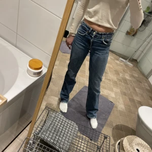 Zara jeans  - Säljer nu min super fina teöndiga zara tröja i topp skick❤️ har fler bilder ifall det behövs❤️ kontakta vid intresse eller fler frågor❤️