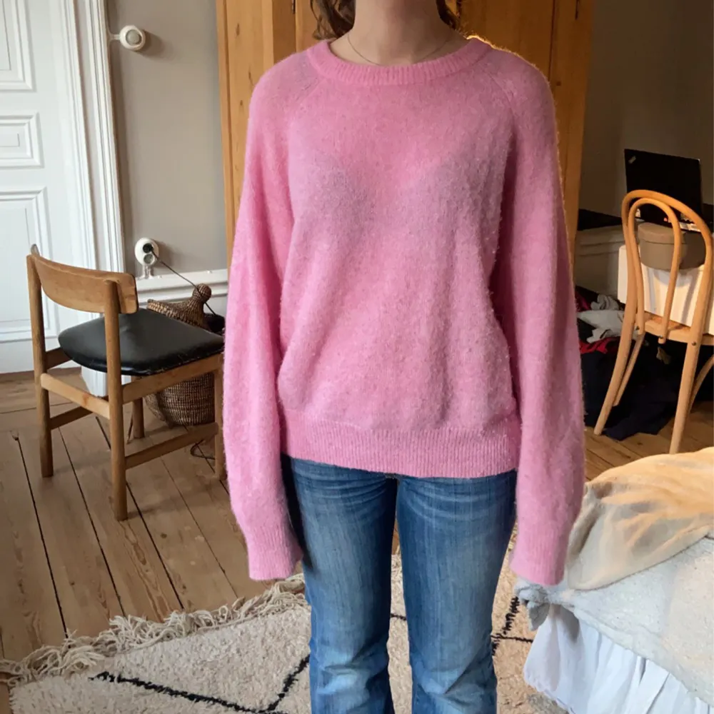 Fin rosa stickad tröja från Åhléns, märke C.W använd men fin fint skick😍. Stickat.