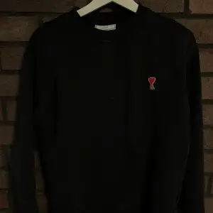 En svart Ami sweatshirt i storlek S. Det är ett 3 cm håll i slutet av vänster ärmen! Använt skick! Nypris 2000 kr