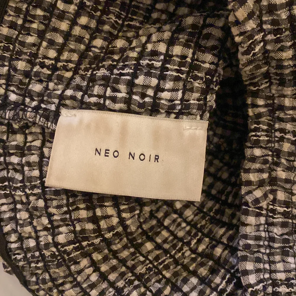 Rutig volang kjol från neo Noir. Kjolar.