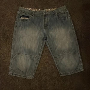 no fear Jorts - jag är 188 och dom sitter under mina knän. det står XXXL men sitter som L