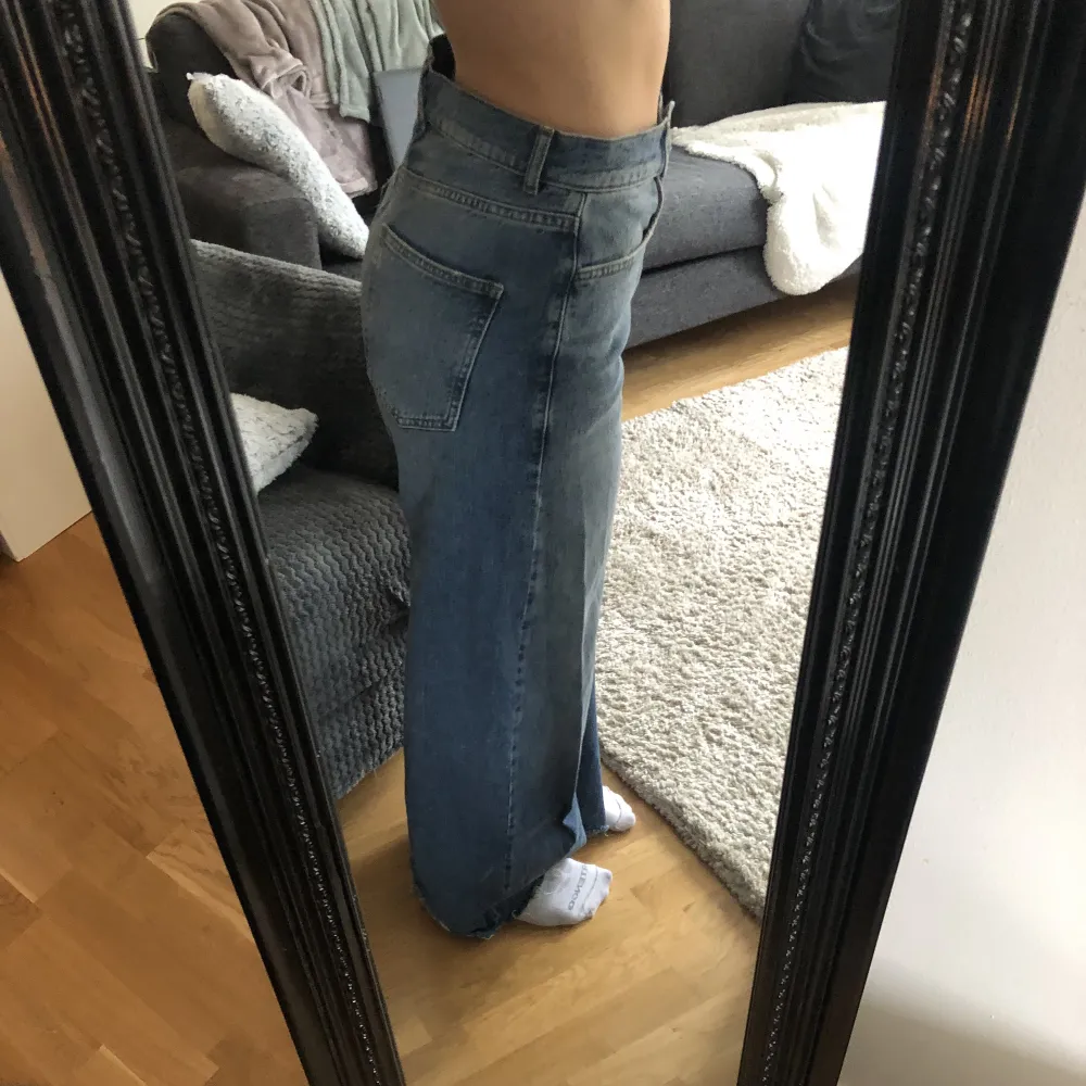 Köpta på asos. Använts 2 gånger!  (Litet hål brevid ena fickan) Frakt står man för själv😊. Jeans & Byxor.