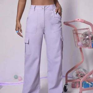 Helt nya Lila cargobyxor - Lila cargos i strl S helt oanvända och nya🤍 80kr