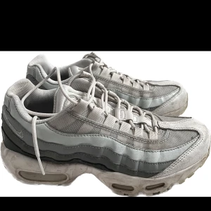 Nike air max 95 - Nike Air Max 95:or i ljusblått, vitt och mörkblått. Använda måttligt och fortfarande i bra skick! 