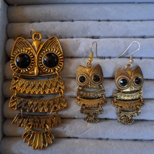 Ugglor 🌞 - Här har jag ett jättefint uggle-hänge (ska kolla efter halsband till), plus örhängen till🌞 Guldfärgade 🌞 Alldeles nytt 🌞 Kanske nåt för dig 🌞 Pris 15 kr plus frakt 16 kr 🌞 Swish finns 🌞 vid frågor kontakta mig 🌞 Anki 