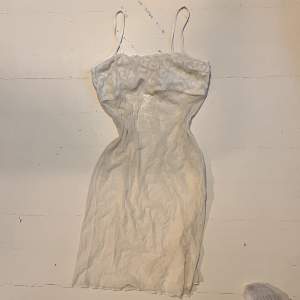 Vit meshklänning med spetsdetaljer 🐚Jättefin o köpt på humana för några år sen och bara använd några gånger🐚 Kan användas som nattlinne eller för layering, den är väldigt genomskinlig 