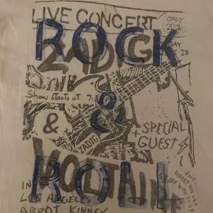 Zadig tshirt - Säljer en till superfin zadig T-shirt i bra kvalite! Köpte den för 450kr och säljer för 350kr💘kom privat vid intresse, frågor osv.