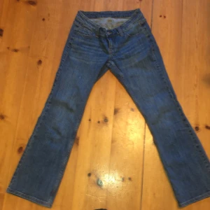 Brielle 90’s jeans - Brielle 90’s jeans från Brandy melville. Nypriset är ungefär 500kr med frakt. Inga slitningar och de är inte använda många gånger där med att de är förstora på mig. Köparen står för frakten.