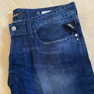 Som nya Replay Newbill jeans. Storlek 33 köpta för 1000kr. 9/10 Köparen står för frakt