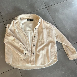 Zara manchester - Manchester overshirt ifrån zara, använd max 5 gånger så i fint skick.  