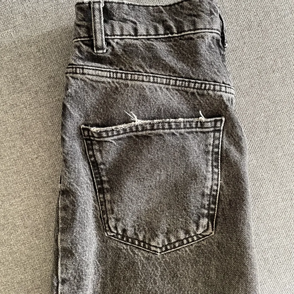 mina favorit jeans från zara har blivit för små. De är i bra skick🫶🏼 100kr+frakt. Jeans & Byxor.