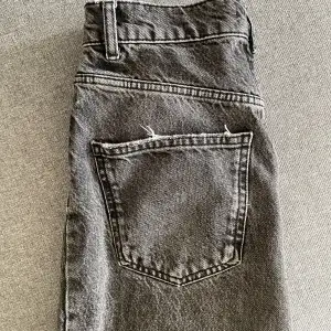 mina favorit jeans från zara har blivit för små. De är i bra skick🫶🏼 100kr+frakt