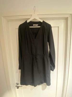 Svart klänning från JustFab - Svart klänning i nyskick från JustFab. Storlek S. Knappt använd. 