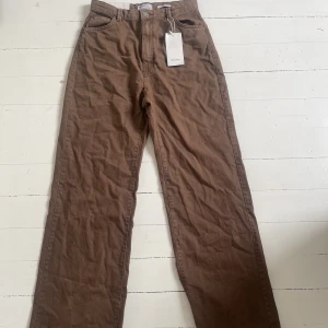 Bershka  - Säljer ett par nya bruna bershka byxor då dom inte var min stil när jag fick hem dom. Dom är i storlek 40 men är inte stretchiga så sitter nog bra även på en 36-38. Pris kan diskuteras 