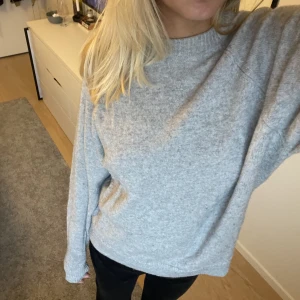 Stickad tröja  - Stickad tröja från Cubus. Stl M men passar xs-m skulle jag säga 💕💕