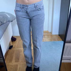 Säljer mina superfina jeans från Gina tricot då jag redan har liknande 💕dom är endast använda en gång💕