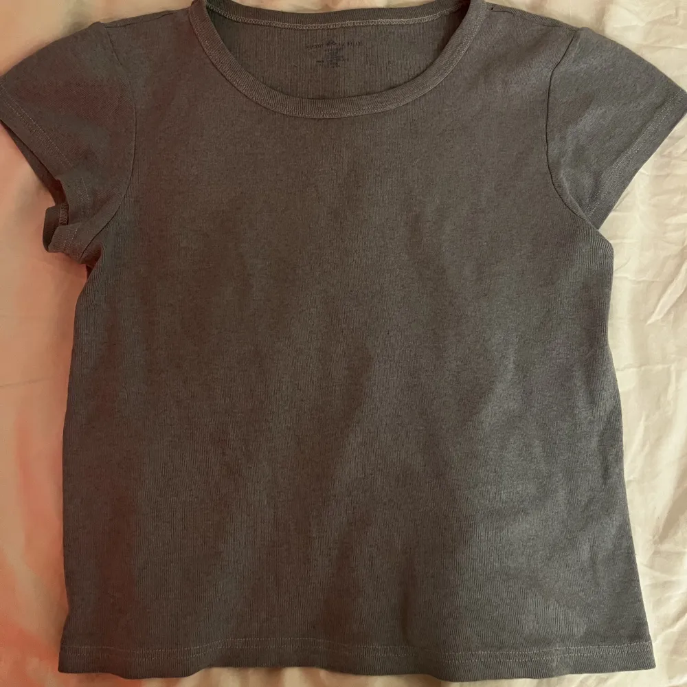 Brandy Melville t-shirt som säljs för 120 kr💗. T-shirts.