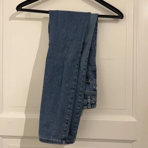 Jeans - Knappt använda, väldigt fint skick