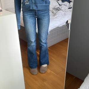 Zara jeans, nypris 450 kr, mörkblåa, ingen stretch!! Bootcut, assnygga 💋 säljs pga har för många jeans