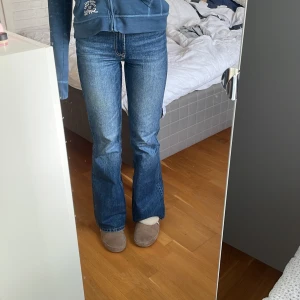 Zara jeans  - Zara jeans, nypris 450 kr, mörkblåa, ingen stretch!! Bootcut, assnygga 💋 säljs pga har för många jeans