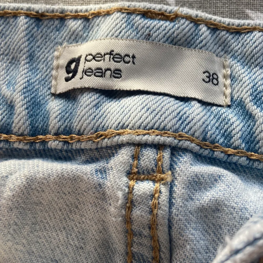Säljer mina jeans från Gina tricot. Köpta för 500kr säljer för 200kr (Lite söndriga längst ner vid benet) . Jeans & Byxor.
