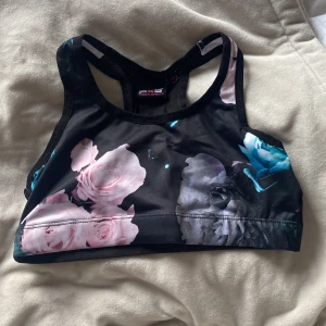 Sport-bh - Blommig sport-bh från phelix sports! Knappt använd🥰