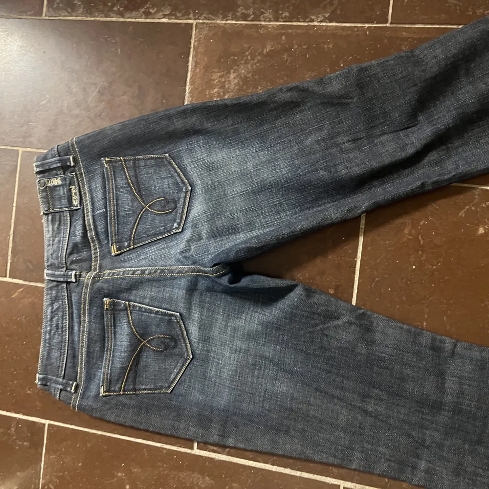 Esprit jeans som är köpta här på Plick, dem var tyvärr alldeles för långa men annars i jättebra skick  storleken som står är 27/32 men de är små i storleken  Innebenslängd ca 86 Midjemått ca 70 Inte jag som mätt utan måtten är från hon jag köpte a. Jeans & Byxor.