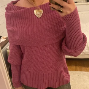 Lilarosa offshoulder stickad - Referens- jag är 167, brukar ha S💗 Stickad lilarosa tröja, inte stickig💜 Har endast upptäckt en liten tråd som sticker ut