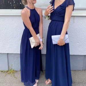 Balklänning  - Säljer min underbara balklänning!! Öppen rygg och slits nedtill med superfina detaljer 😍 använd två gånger, fint skick! För fler frågor eller så är det bara att skicka💙