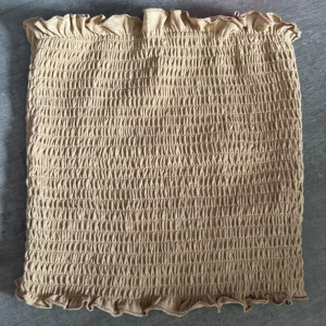 Beige topp - Denna toppen är beige,lite tajt,men sitter jätte fint på,efter en stund så kliar den lite där uppe där volangerna sitter,det är både volanger uppe o nere,skriv ifall du e intresserad,du kan få bilder på hur den sitter på ifall du vill❤️🌟