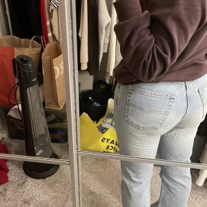 Levi’s jenas - Super snygga Levi’s jeans som är använda med syns inte på de🥰 storlek W 34 L 32💕