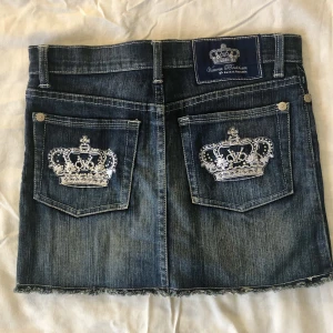 Victoria Beckham kjol - Denimkjol från Victoria Beckham. Ganska tajt passform, står ej storlek men räkna med XS/34