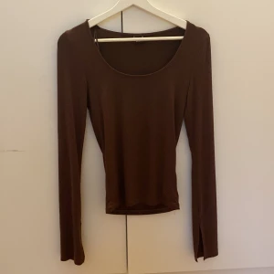 Brun topp från Gina - Brun topp/blus från Gina med slits i armarna. Väldigt fint skick, använd fåtal gånger. Storlek xs, 50kr plus frakt! 📦  