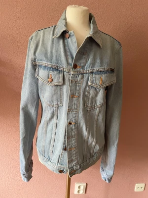 Nudie Jeansjacka - Möt våren i klassisk jeansjacka från  Nudie! 100% denim och helsnygg tvätt.