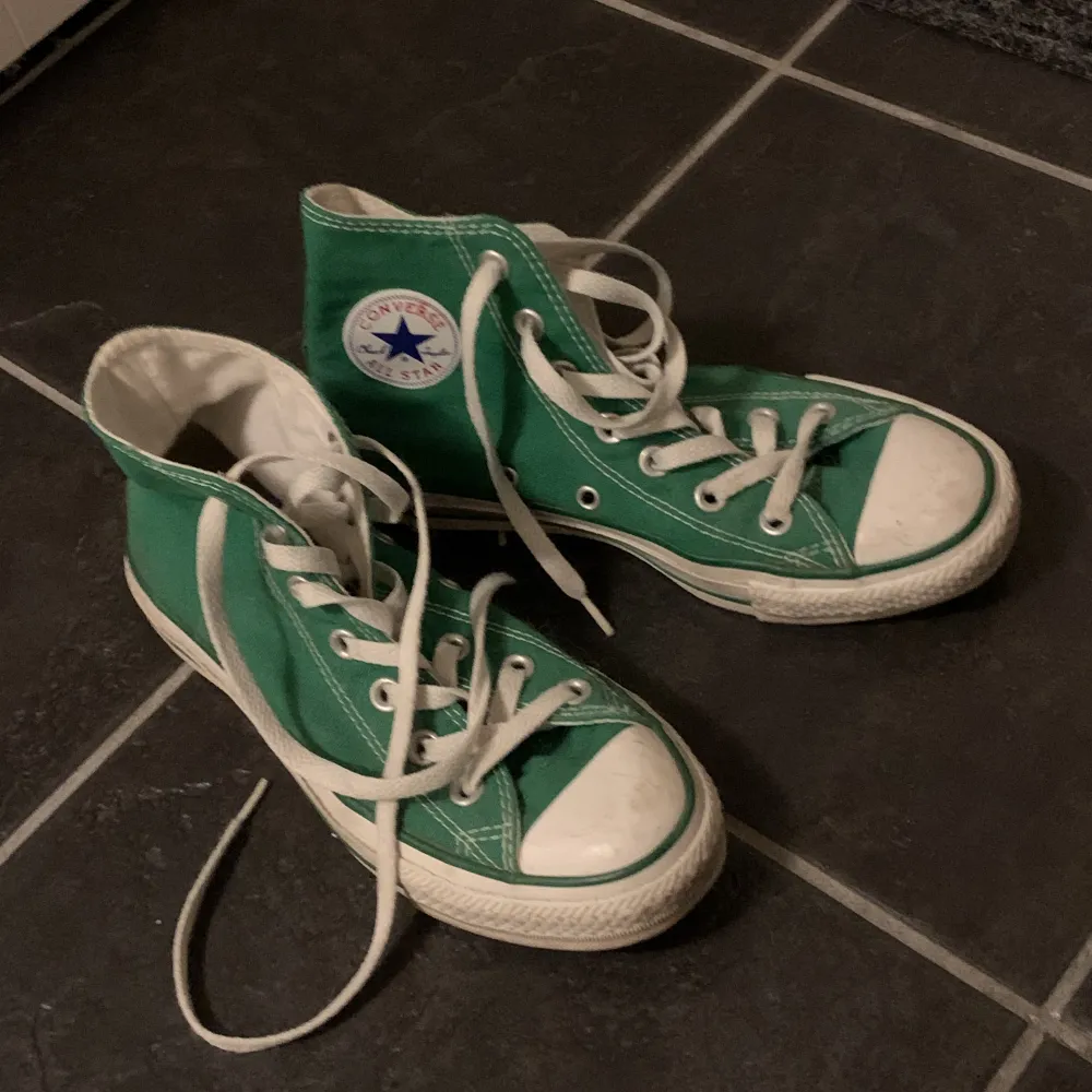 Jag säljer ett par skit snygga gröna converse i väldigt bra skick. Storlek 36,5, passar mig med 37/38. Skor.