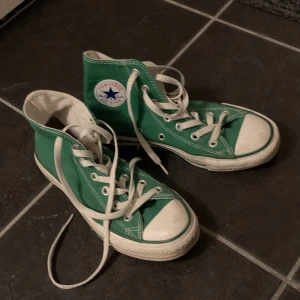 Converse  - Jag säljer ett par skit snygga gröna converse i väldigt bra skick. Storlek 36,5, passar mig med 37/38