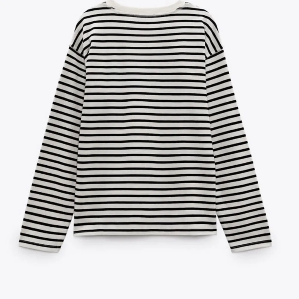 Jag säljer denna randiga tröjan från Zara men den är GRÖN! den är slutsåld och finns inte mer på deras hemsida vad jag vet. Extremt skön men kommer inte till användning. Skriv för frågor eller funderingar🫶🏼🫶🏼. Toppar.