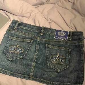 2000s victoria beckham jeans kjol, nyskick, nypris 1300, aldirg använd, för stor för mig och behöver pengar  därför säljer jag #victoriabeckham #2000s #victoria #truereligion #missme #evisu #y2k