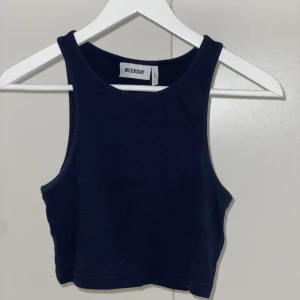 Topp - 🦋Mörkblå topp 🦋Material ribbad 🦋Köpt från Weekday 🦋Stl S 🦋 Pris 50 🦋Använd fåtal gånger 🦋Jättebra skick