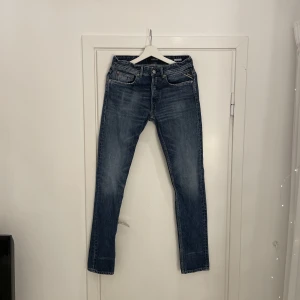 Replay Jeans - Säljer nu mina Replay Jeans storlek 29/32. De är i gott skick men har en liten blå fläck på baksidan av benet. Det är däremot ingenting som syns och går förmodligen bort vid noggran tvätt. Kan mötas upp i Göteborg eller frakta!