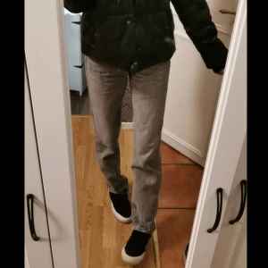 Gråa jeans - Gråa jeans från gina tricot, passar perfekt i längden på mig som är ca 170 cm lång. köpte dem för ca 4-5 månader sen för 599 kr. Kan tänka mig gå ner lite i pris om du kommer med ett bra erbjudande💗💗