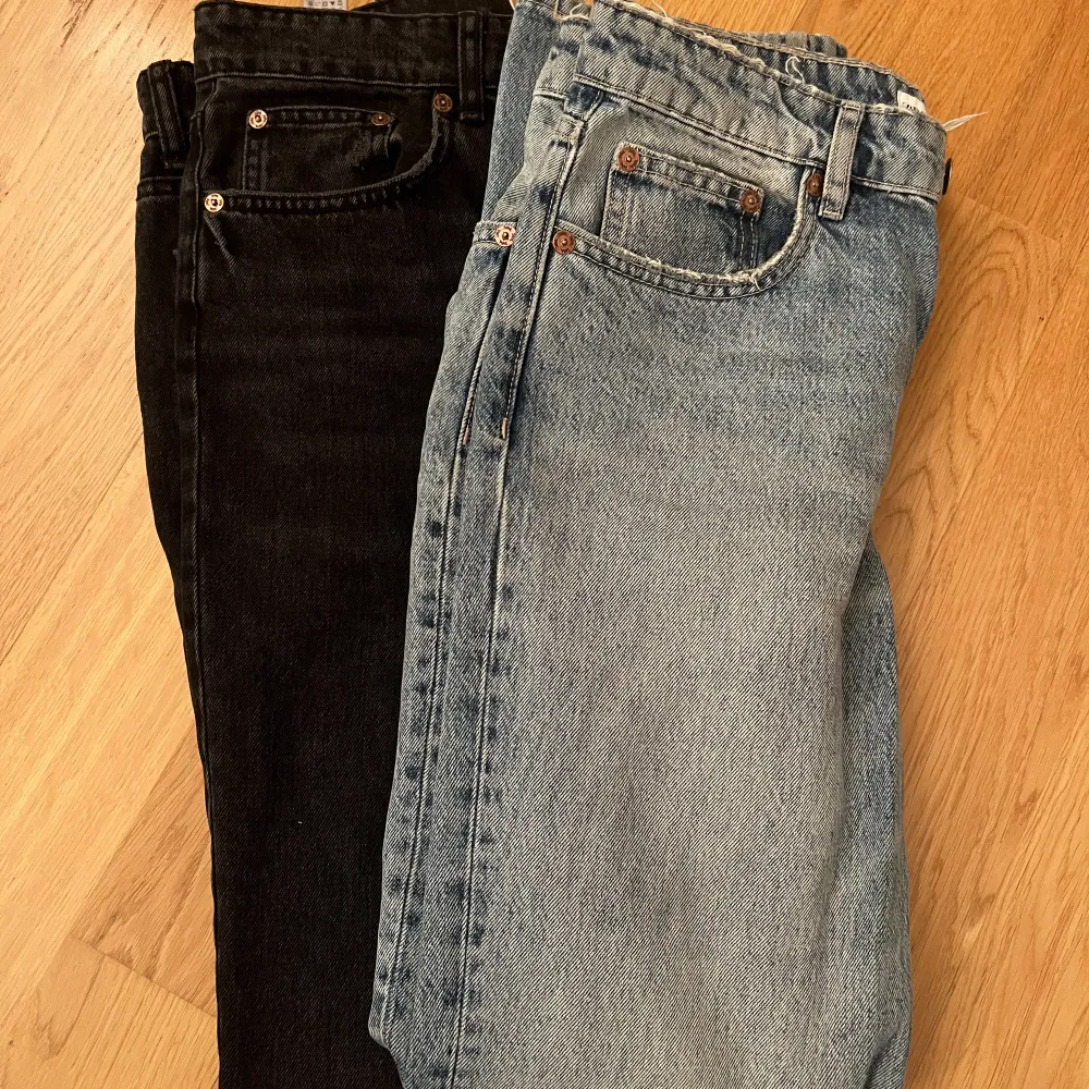 Populära jeans från zara. Low Rise i midjan. 1 par för 150kr, 2 för 250kr. Dom blåa har lite defekter på benen men inget man tänker på och kan nog gå bort i tvätten men har inte provat. Köparen står för frakt❣️. Jeans & Byxor.